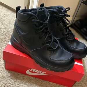 Black nike shoes size 5